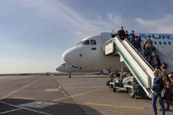 Domodedovo Rusland Mei 2018 Passagiers Uit Gaan Van Het Aangekomen — Stockfoto