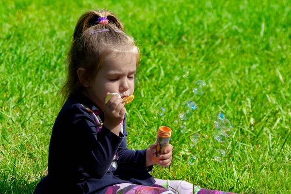 yaz günü içinde sabun köpüğü parkta küçük kız başlar