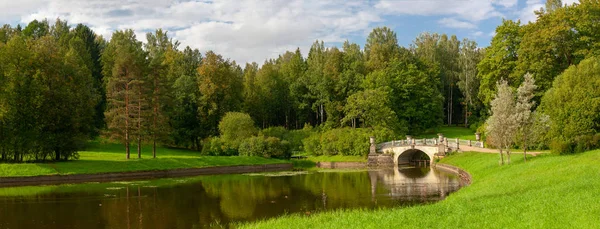 Parque Panorama Con Pequeño Río Ciudad Pavlovsk Claro Día Verano —  Fotos de Stock