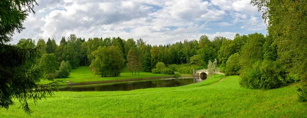 Park panorama açık yaz günü Pavlovsk şehir küçük bir nehir ile