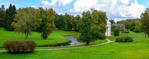 Panorama Parco Con Piccolo Fiume Nella Città Pavlovsk Limpida Giornata — Foto Stock