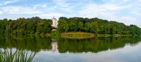 Panorama Parco Con Piccolo Fiume Nella Città Dibogoroditsk Limpida Giornata — Foto Stock