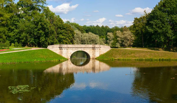 Park Panorama Açık Yaz Günü Gatchina Şehir Küçük Bir Nehir — Stok fotoğraf