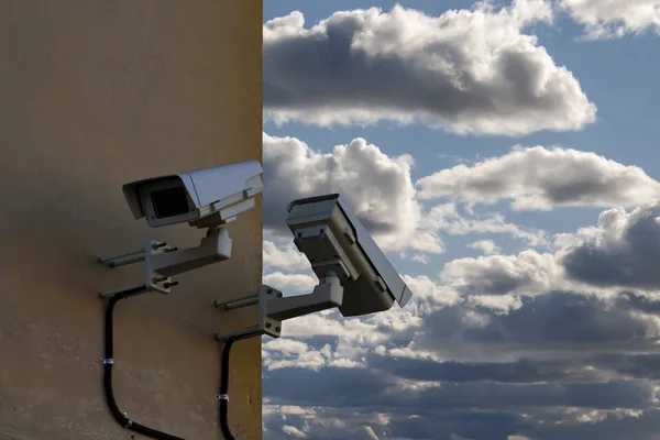 Telecamera Sicurezza Sul Muro Blu Durante Giornata Estiva — Foto Stock