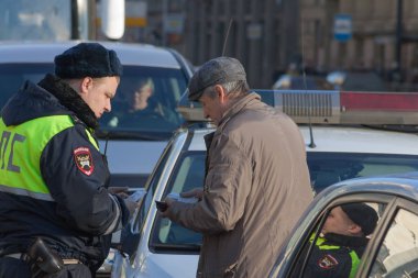 St. Petersburg, Rusya Federasyonu - Kasım 04: Trafik polisi personelin St. Petersburg, Rusya Federasyonu - trafikte 04 Kasım 2018 devriye. St Petersburg sokaklarda birçok polis görevli memurlar