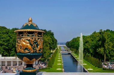 St. Petersburg, Rusya Federasyonu-Jule 29, 2018. Peterhof içinde çeşmeler büyük çağlayan.