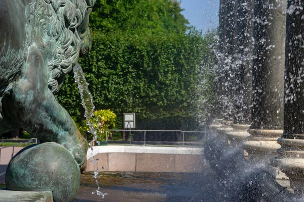 St. Petersburg, Rusya Federasyonu-Jule 29, 2018. Çeşme aslanlar cascade, Peterhof.
