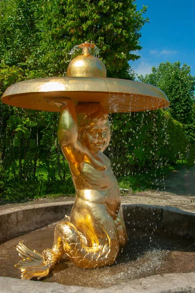 St. petersburg, russland-jule 29, 2018. brunnen triton in peterhof. — Stockfoto