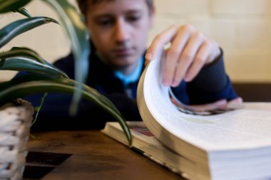 kitap kafede bir masada bir isteksizlik çocukla saatler