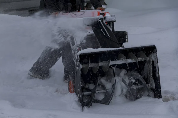 Persona Borra Nieve Después Nevada Con Quitanieves Del Rotor — Foto de Stock