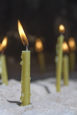 tserka yanan mum, belirsiz bir arka plan