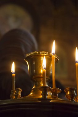 tserka yanan mum, belirsiz bir arka plan