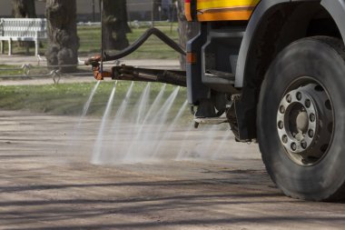 parkta su arabası suları yolları