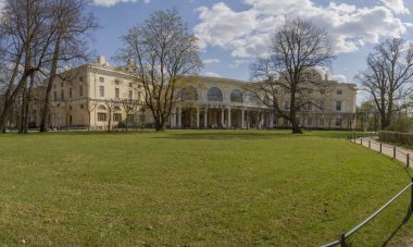 Açık bahar gününde Pavlovsk Sarayı
