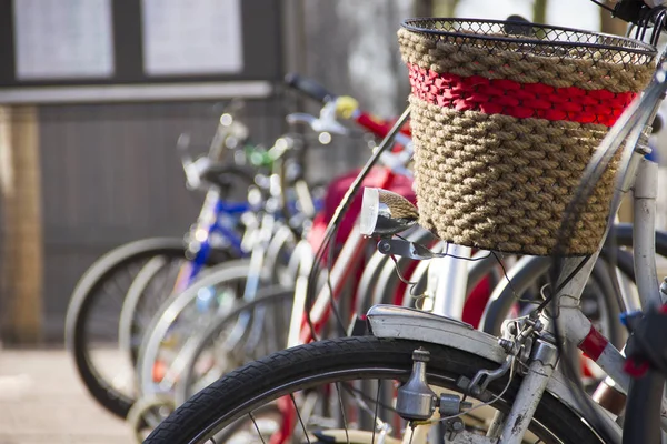Rower z wózkiem na zakupy w miejskim parkingu rowerowym — Zdjęcie stockowe