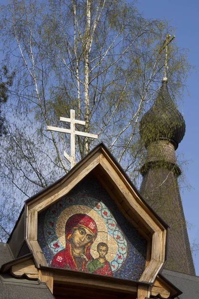 A Cúpula da Igreja com uma Cruz — Fotografia de Stock