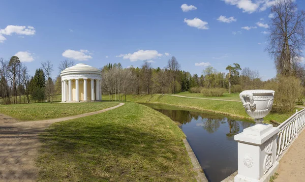 Tempio di amicizia in parco Pavlovsky in giorno estivo — Foto Stock
