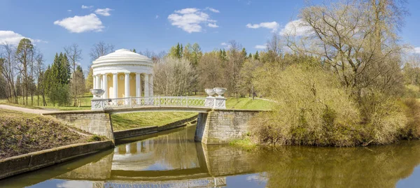 Templo de la amistad en el parque Pavlovsky en el día de verano — Foto de Stock