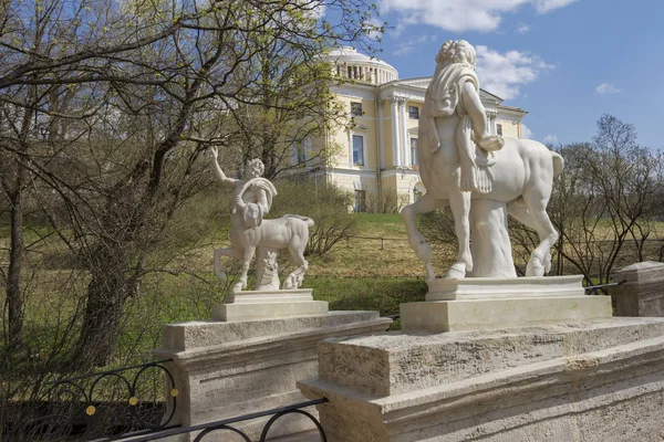 The bridge with centaurs and the Pavlovsk Palace in clear spring day — Stock Photo, Image