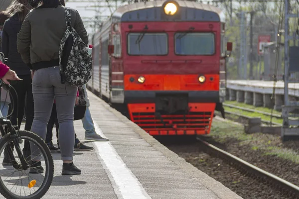 Utasok az állomás peronján várják az érkező vonatot — Stock Fotó