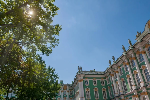 夏の日に冬の宮殿広場を見る — ストック写真