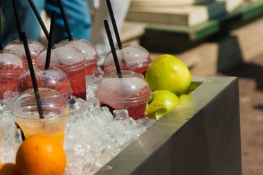 sokak ticareti bir sayaç üzerinde çok renkli smuz ve tübüllü gözlük