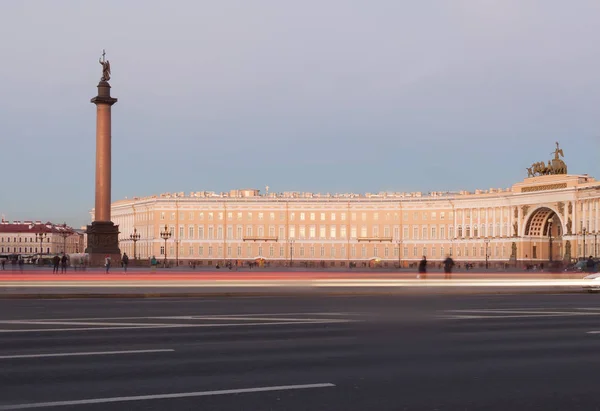 Yaz günlerinde saray meydanı. St. Petersburg — Stok fotoğraf