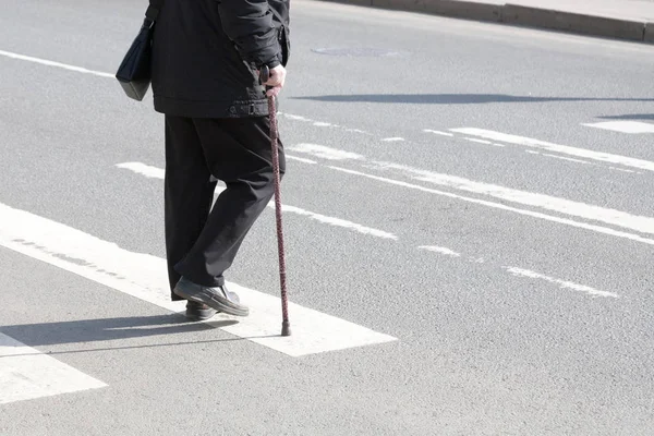 Osoba niepełnosprawna spacery w parku na kulach — Zdjęcie stockowe