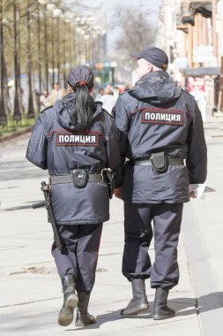 Polis memurları şehir caddesinde bir emri kontrol.