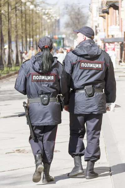 Polis memurları şehir caddesinde bir emri kontrol.