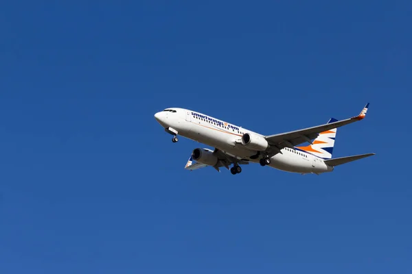 O avião da companhia aérea SmartWing vem em terra no aeroporto de Pulkovo . — Fotografia de Stock