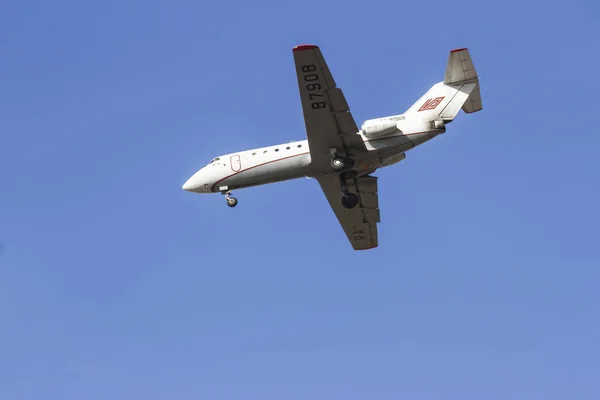 O avião Yak-40 vem na terra no aeroporto de Pulkovo . — Fotografia de Stock