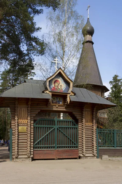 O território do templo em honra do ícone Kazan da Mãe de Deus . — Fotografia de Stock