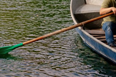 kişi su yüzeyinde sandal üzerinde yüzer