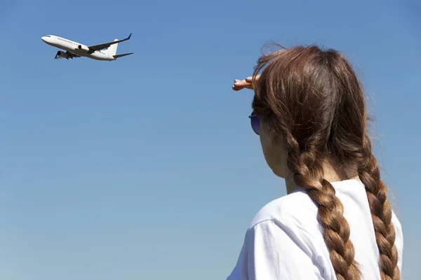 La mujer observa salir del avión de despegue — Foto de Stock