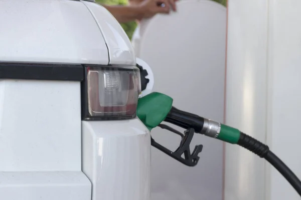 Pistool benzine in de tank in dag — Stockfoto