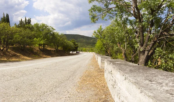 Панорама извилистой дороги в горах — стоковое фото