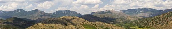 Panoramatický pohled na kopcovitý terén na jihu za jasného dne — Stock fotografie