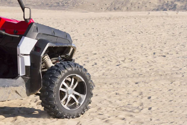 The ATV goes on desert sands to clear day — Stock Photo, Image