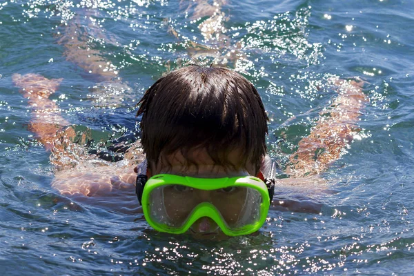 El adolescente nada en una máscara en el mar azul en clearday — Foto de Stock