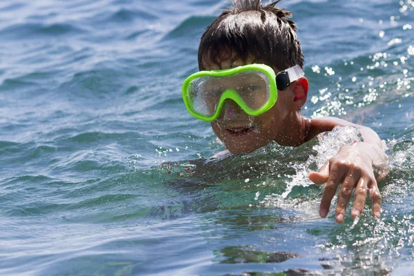 Der Teenager schwimmt bei klarem Tag in einer Maske im blauen Meer — Stockfoto