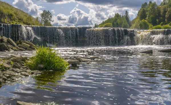 Wasserfallpanorama am Gebirgsfluss an einem Sommertag — Stockfoto