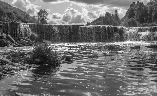 Πανόραμα του καταρράκτη στο ορεινό ποτάμι τη θερινή ημέρα — Φωτογραφία Αρχείου