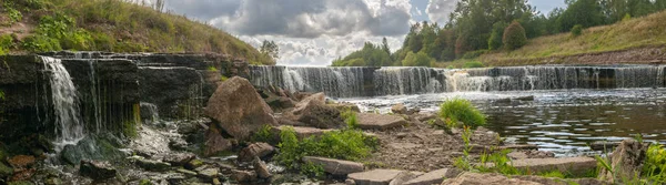 Yaz günü dağ nehrinde şelale panoraması