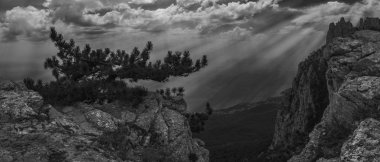 yaz aylarında Kafkas Dağları'nın panoramik görünümü