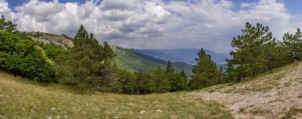 Panoramablick auf die Kaukasusberge an Sommertagen — Stockfoto