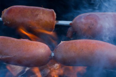 Sardels yaz günü şampanya kömür üzerinde kavurma