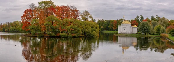 Gouden herfst in Poesjkin in zomerdag — Stockfoto