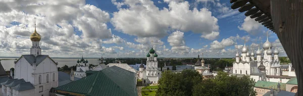 Kreml w lecie jasny dzień. Panorama — Zdjęcie stockowe