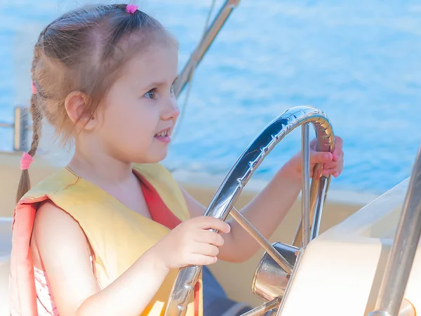 Schöne Dreijährige Mädchen Steuer Eines Bootes Einem Klaren Sommertag — Stockfoto